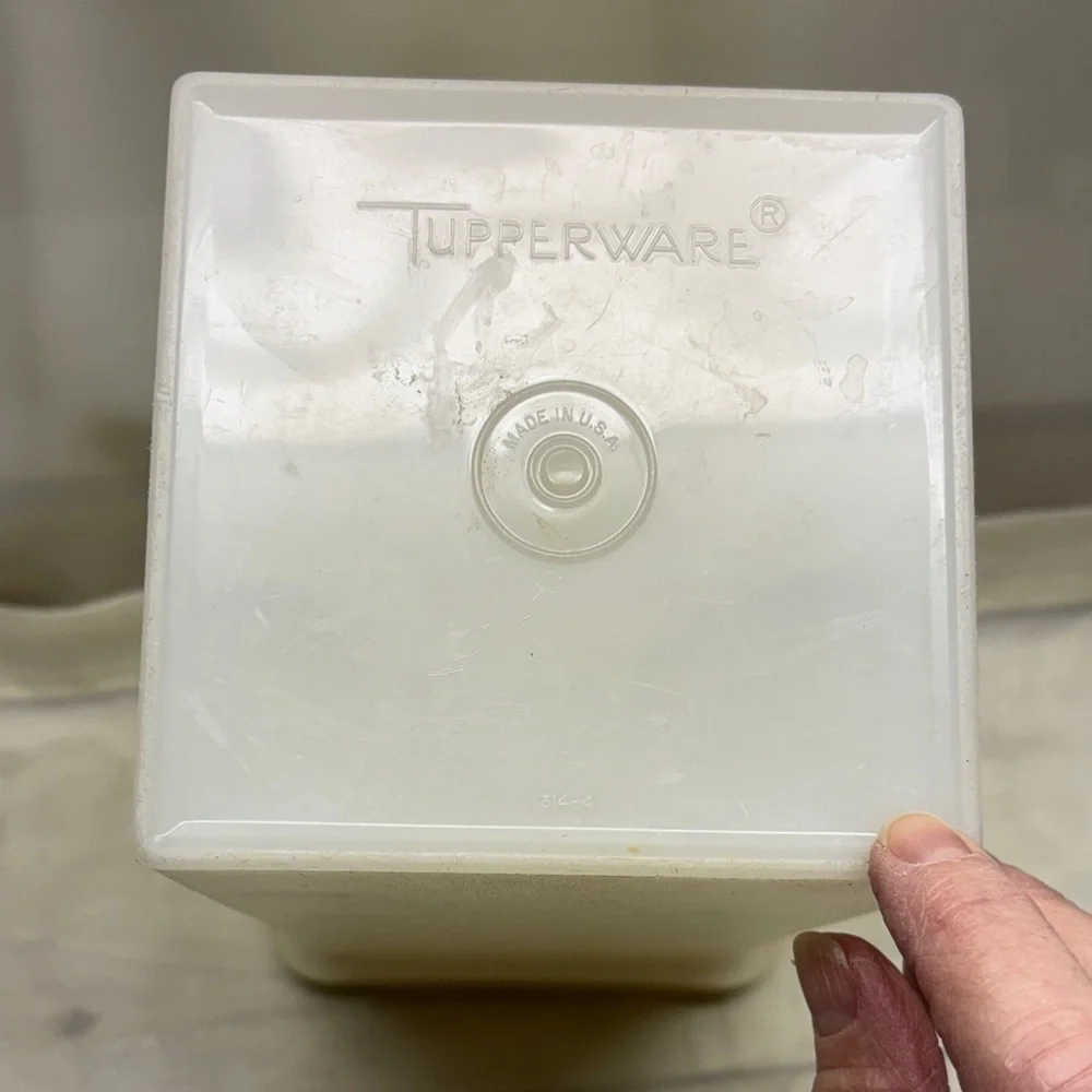 Tupperware “Saltine Saver” Cream Storage Container